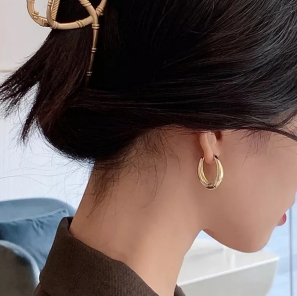 OVAL SNAP CLOSE GOLD IRREGULAR HOOPS - Picture 3 of 5